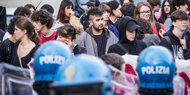 Gli "Studenti indipendenti" protestano contro il ministro dell'Istruzione Valditara in visita alla scuola "Piazza dei mestieri". Torino 25 settembre 2024 (ANSA/TINO ROMANO)