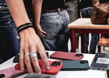 Ritiro degli smartphone nella classe di una scuola italiana (Ansa)