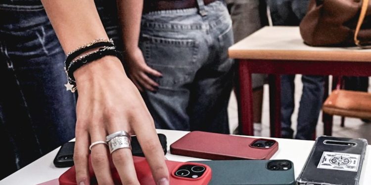 Ritiro degli smartphone in una classe di una scuola italiana (Ansa)