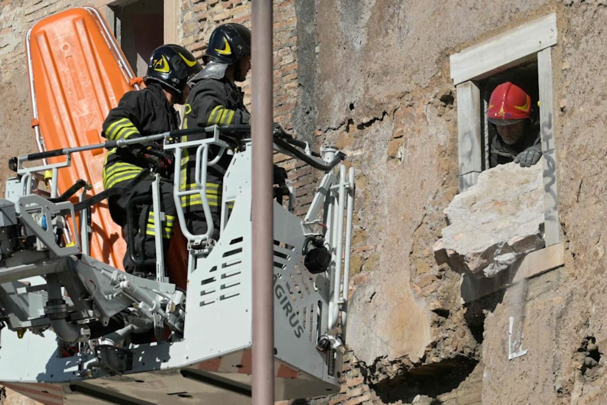 Vigili del fuoco al lavoro prima del secondo crollo della Torre dei Conti a Roma