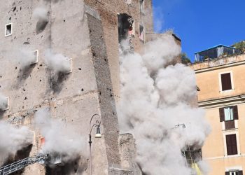 Il momento del crollo delle Torre dei Conti a Roma (Foto: Twitter/X)