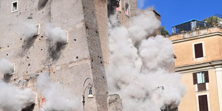 Il momento del crollo delle Torre dei Conti a Roma (Foto: Twitter/X)