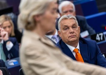 il premier ungherese Viktor Orbán. Davanti a lui, Ursula von der Leyen (Ansa)