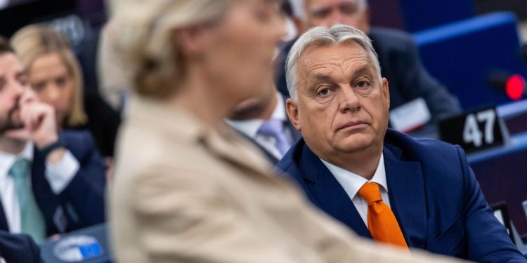 il premier ungherese Viktor Orbán. Davanti a lui, Ursula von der Leyen (Ansa)
