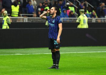 Hakan Calhanoglu "saluta" la curva dell'Inter (Foto ANSA)