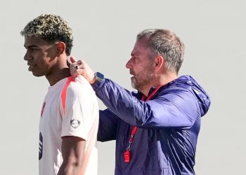 Lamine Yamal e mister Hansi Flick durante l'allenamento del Barcellona (Foto Ansa)