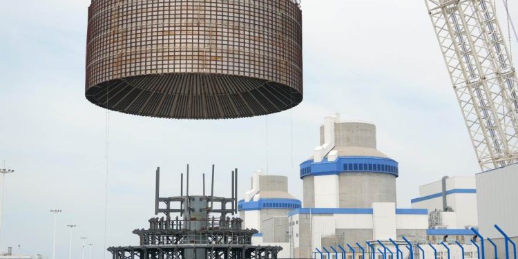 Sollevamento del Modulo CB20, centrale nucleare di Haiyang, Cina (Ansa)