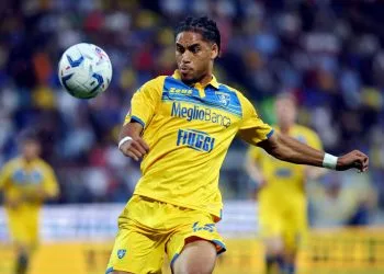 Anthony Oyono con la maglia del Frosinone (Foto ANSA)