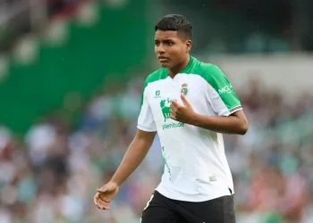 Jeremy Arévalo in campo con il Racing Santander (Foto: Web)