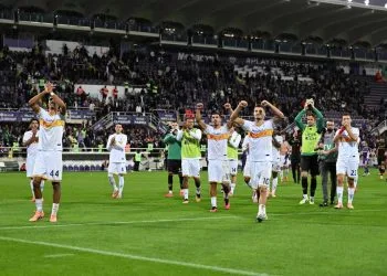 Il Lecce festeggia la vittoria di Firenze (Foto ANSA)