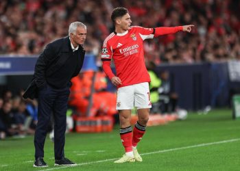 Mourinho a colloquio con Sudakov durante Benfica-Bayer Leverkusen (Foto Ansa)