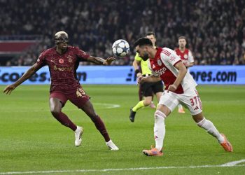 Osimhen e Sutalo si contendono un pallone in Ajax-Galatasaray (Foto Ansa)
