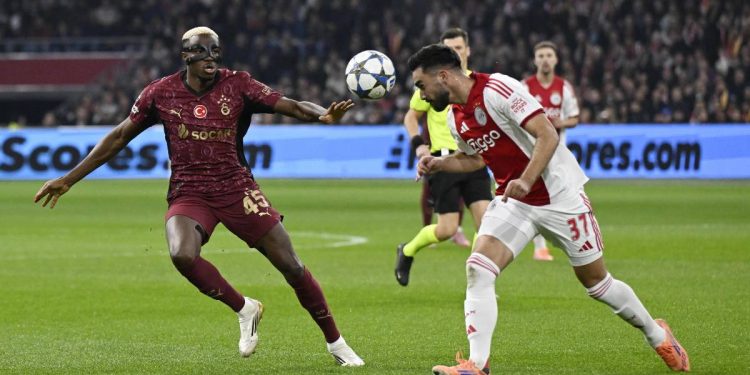 Osimhen e Sutalo si contendono un pallone in Ajax-Galatasaray (Foto Ansa)