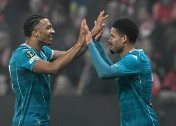 Sohm, a destra, festeggiato da Ndour dopo il gol in Mainz-Fiorentina (Foto Ansa)