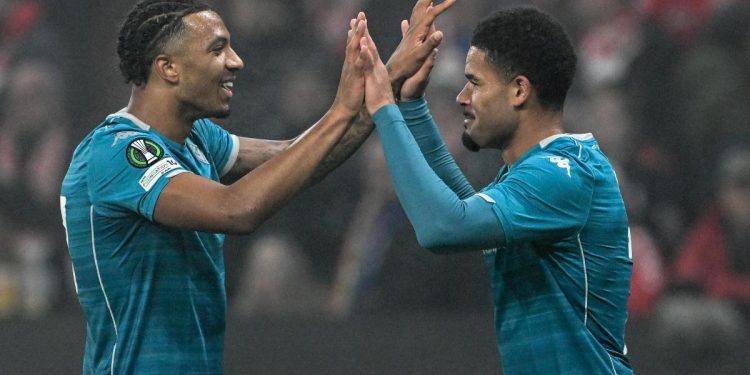 Sohm, a destra, festeggiato da Ndour dopo il gol in Mainz-Fiorentina (Foto Ansa)