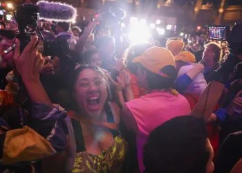 New York. Festa tra ia sostenitori di Mamdani all'annuncio della vittoria (Ansa)