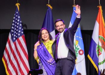 Zohran Mamdani festeggia la vittoria: il il nuovo sindaco di New York. Con lui la madre Mira Nair (Ansa)
