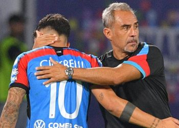 Cicerelli del Catania salutato da mister Domenico Toscano al momento del cambio (Facebook Lega Pro)