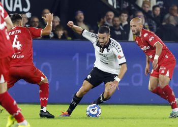 Francesco Cassata dello Spezia in azione contro il Bari (speziacalcio.com)