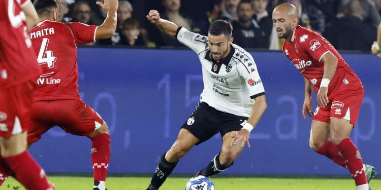 Francesco Cassata dello Spezia in azione contro il Bari (speziacalcio.com)