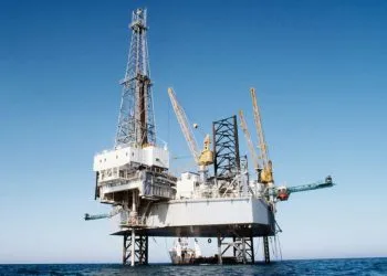 Una piattaforma di estrazione offshore per gas e petrolio (Ansa)