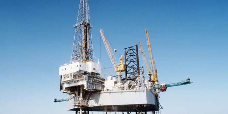 Una piattaforma di estrazione offshore per gas e petrolio (Ansa)