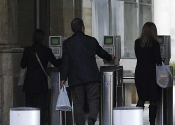 Dipendenti ministeriali (Ansa)