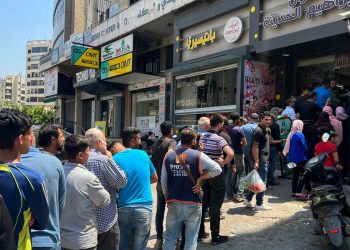 Libanesi in fila per comprare il pane durante il crollo della lira, 18 maggio 2022 (Ansa)