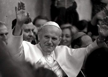 Papa Giovanni Paolo II nel 1978, durante la sua prima visita, da papa, a Castel Gandolfo (Ansa)