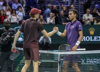 Jannik Sinner e Félix Auger-Aliassime nella finale di Parigi Bercy (Foto ANSA)