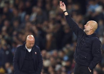 Guardiola, a destra, e Slot, sullo sfondo, in Manchester City-Liverpool (Foto Ansa)