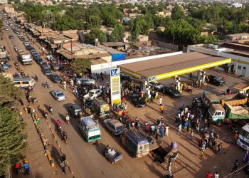 Mali: civili in coda a Bamako per i rifornimenti di carburante