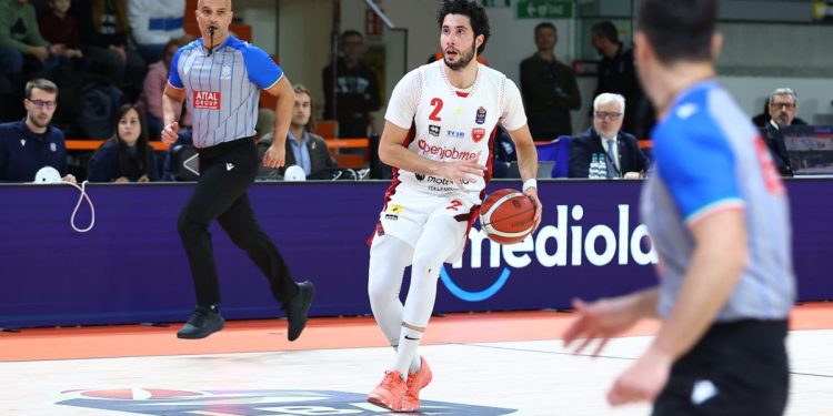 Davide Alviti con la Openjobmetis Varese (da facebook.com/pallvarese)
