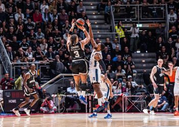 Carsen Edwards al tiro in Virtus Bologna Anadolu Efes (da facebook.com/virtusbologna)