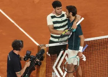 Lorenzo Musetti e Carlos Alcaraz dopo la semifinale del Roland Garros (Foto ANSA)