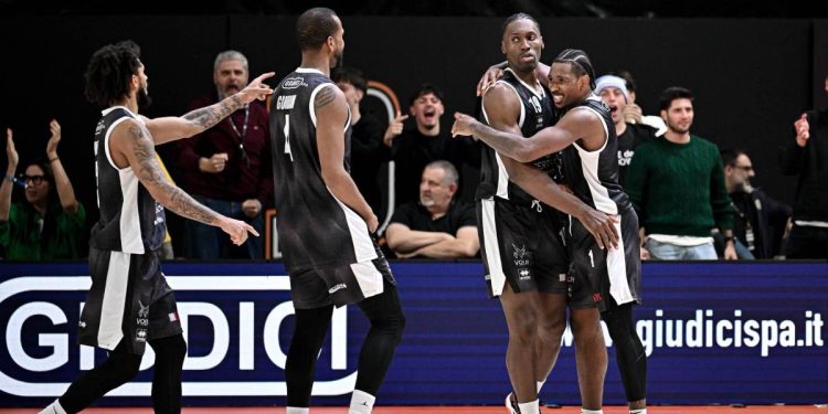 L'esultanza della Bertram Tortona (da facebook.com/DerthonaBasket)