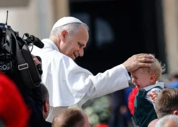 Papa Leone XIV in dialogo con i giovani cattolici statunitensi radunati al Lucas Oil Stadium di Indianapolis, 21 novembre 2025 (Ansa)
