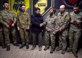 Zelensky al fronte in Donbass