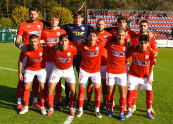 Il Varese schierato in campo (da facebook.com/varesefootballclub)