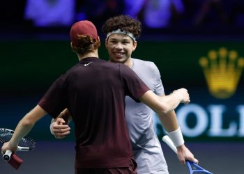 Jannik Sinner e Ben Shelton si salutano dopo il match a Parigi Bercy (Foto ANSA)