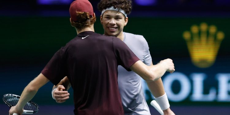 Jannik Sinner e Ben Shelton si salutano dopo il match a Parigi Bercy (Foto ANSA)