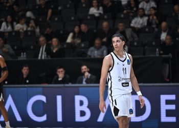 Theo Airhienbuwa con la Dolomiti Energia Trento (da facebook.com/AquilaBasketTN)