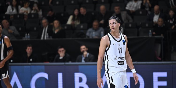 Theo Airhienbuwa con la Dolomiti Energia Trento (da facebook.com/AquilaBasketTN)