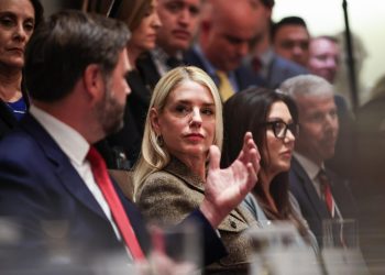 JD Vance, vicepresidente degli Stati Uniti (s), con la ministra della Giustizia USA Pam Bondi (Ansa)