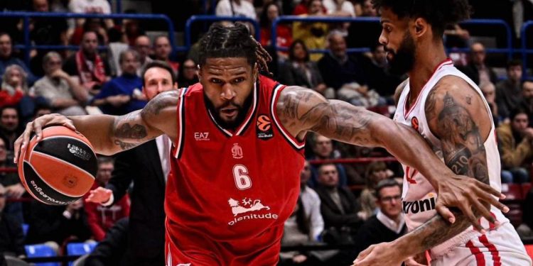 Devin Booker in Milano Olympiacos (da facebook.com/OlimpiaMilano1936)