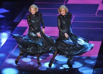 Le gemelle Kessler si esibiscono durante la seconda serata del Festival di Sanremo 2014 (Ansa)