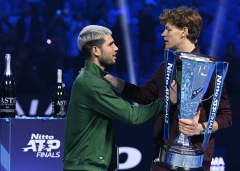 Carlos Alcaraz e Jannik Sinner nella premiazione delle Atp Finals (Foto ANSA)