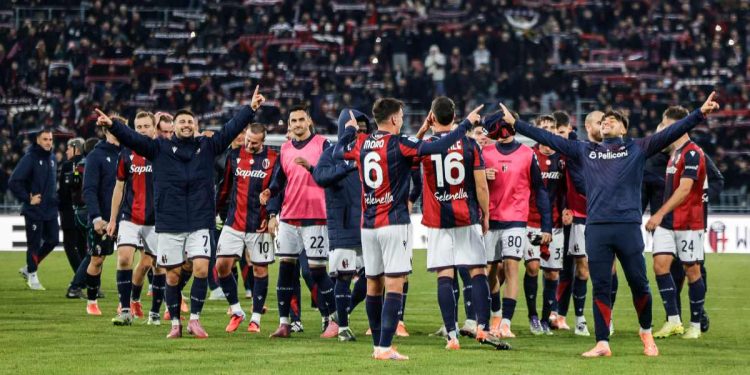 Il Bologna festeggia la vittoria contro il Napoli (Foto ANSA)