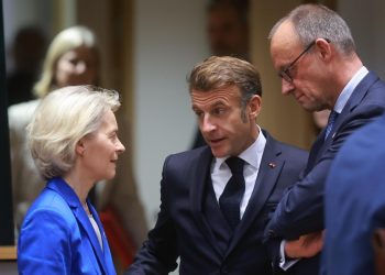 Ursula von der Leyen Emmanuel Macron e Friedrich Merz a Bruxelles il 23 ottobre 2025 (Ansa)