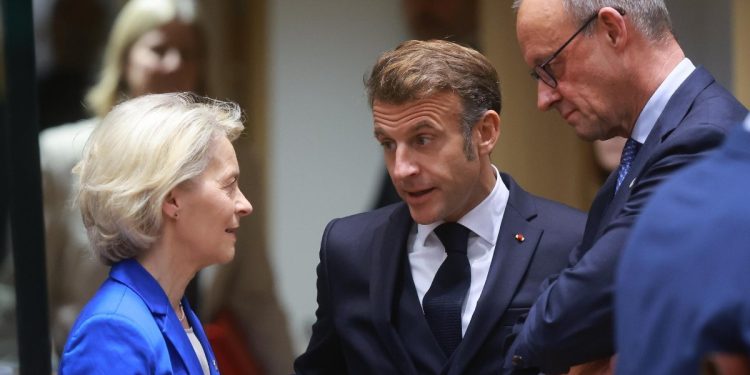 Ursula von der Leyen Emmanuel Macron e Friedrich Merz a Bruxelles il 23 ottobre 2025 (Ansa)